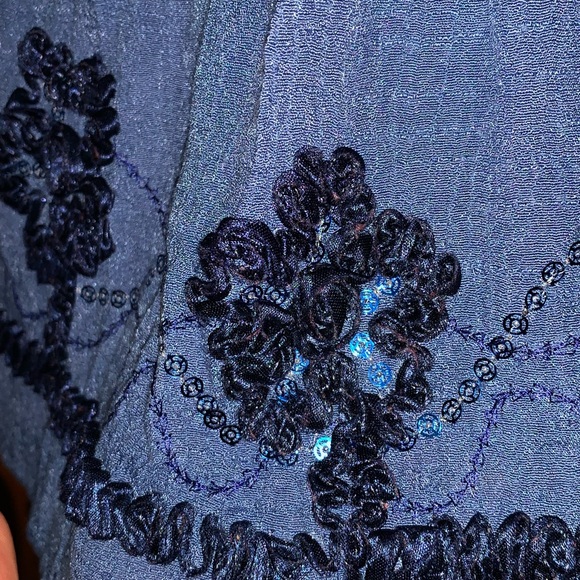 Women’s blue top with beautiful details - Picture 3 of 3